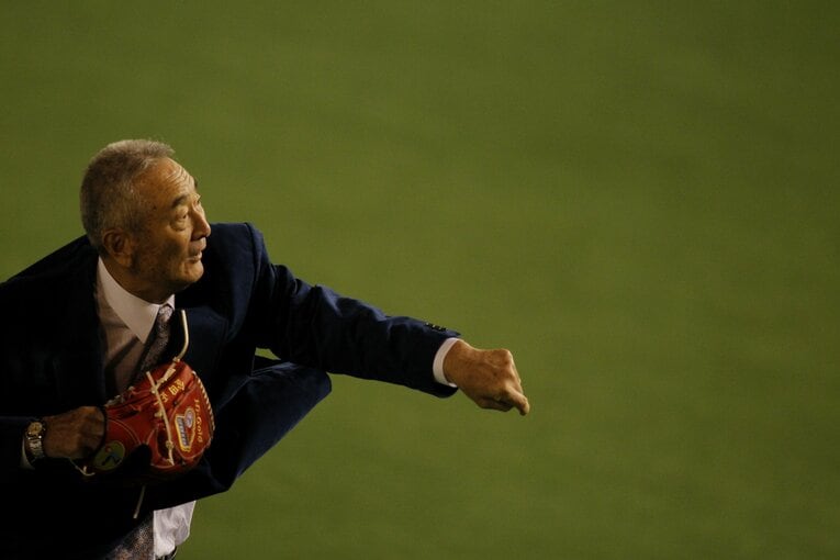 2010年、ロッテvs巨人戦の始球式で登場した金田氏　©Tamon Matsuzono