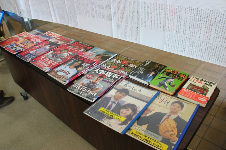 年表の下にずらりと並んだ大谷関連の図書　©Number Web