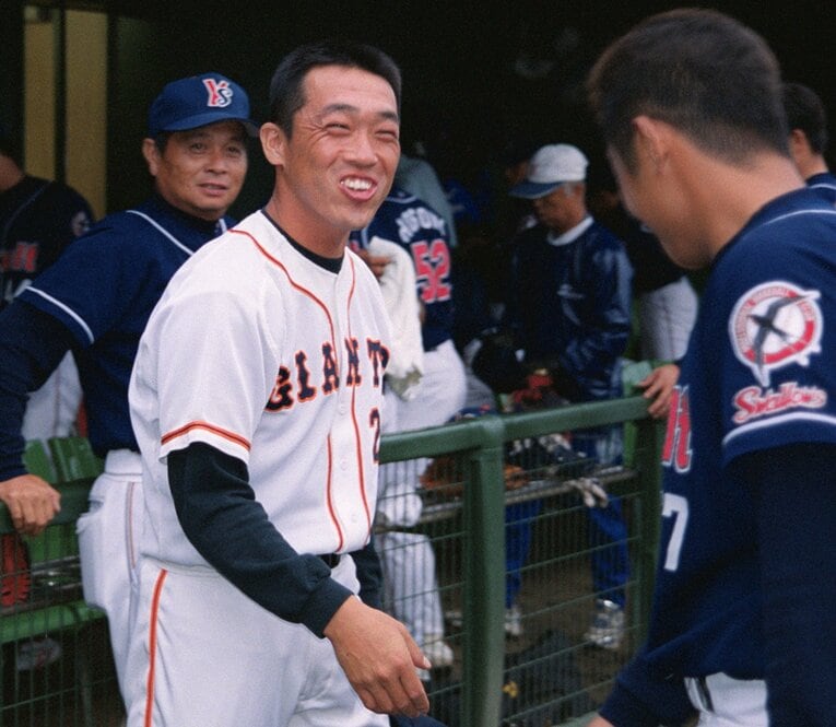 2002年、引退試合で古巣ヤクルトの選手たちに囲まれて笑顔をみせた田畑一也。現在はテイ・エス テック硬式野球部のコーチを務めている　©︎KYODO