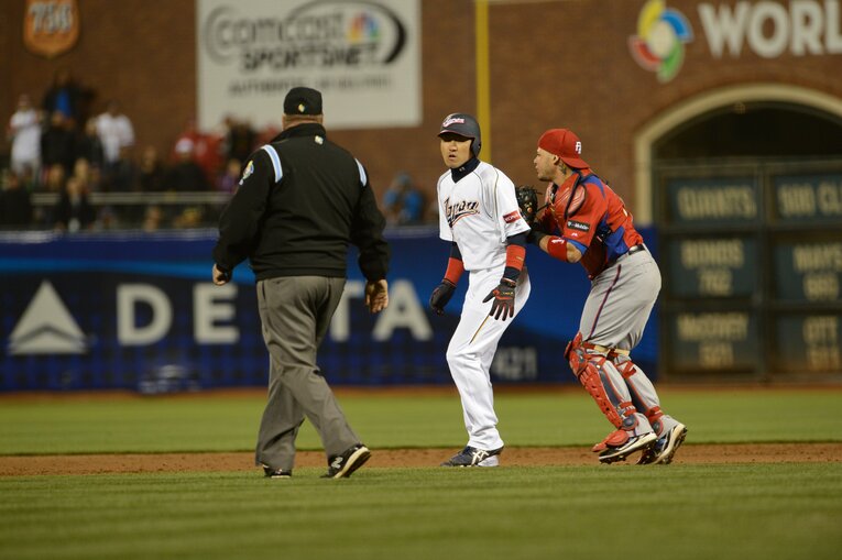 2013年WBC準決勝のプエルトリコ戦。8回裏、ダブルスチールに失敗し、茫然と立ち尽くす内川　©BUNGEISHUNJU
