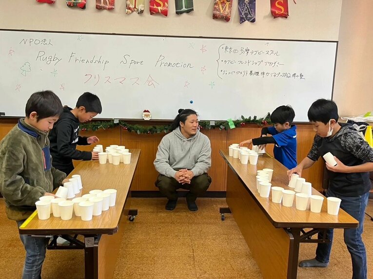 子どもたちにラグビーの楽しさを伝える竹中（写真／ラグビーフレンドシップアカデミー提供）