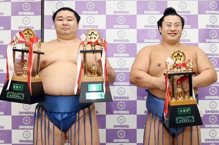 大相撲秋場所で優勝し、殊勲賞と敢闘賞を獲得した正代（左）と敢闘賞の翔猿 ／ photograph by KYODO
