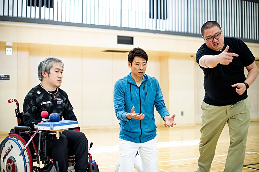 修造、ボッチャ・廣瀬隆喜に挑戦!振り子投法と、特注車いすの謎。<Number Web> photograph by Yuki Suenaga