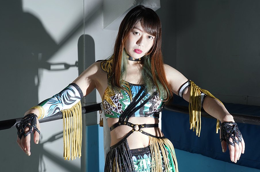 「アイドルを目指して、自己否定が止まらなくなった」 絶叫するシンデレラ、上谷沙弥はプロレスのセンターに立つ<Number Web> photograph by Essei Hara