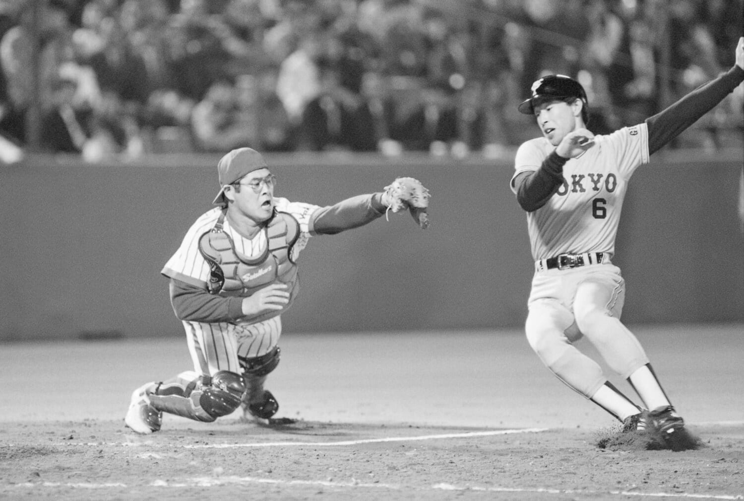 80年代に入って正捕手の座をつかんだ八重樫幸雄。巨人の篠塚利夫を本塁でアウトにする　©JIJI PRESS