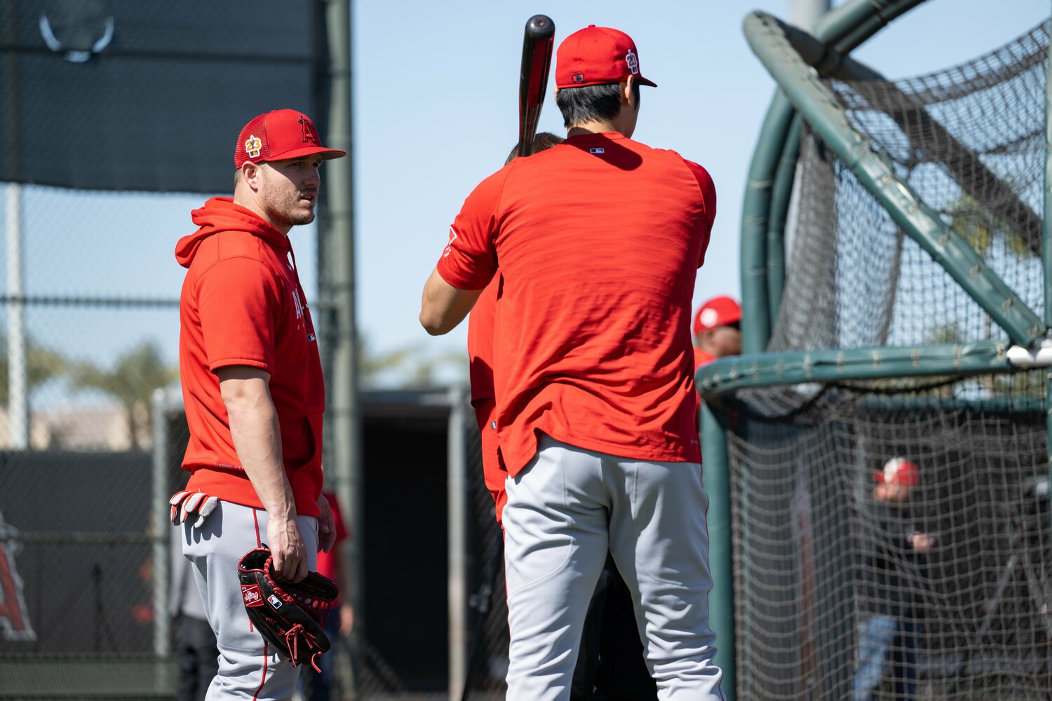WBC開幕前、エンゼルスのキャンプで大谷と会話をするトラウト　©Nanae Suzuki
