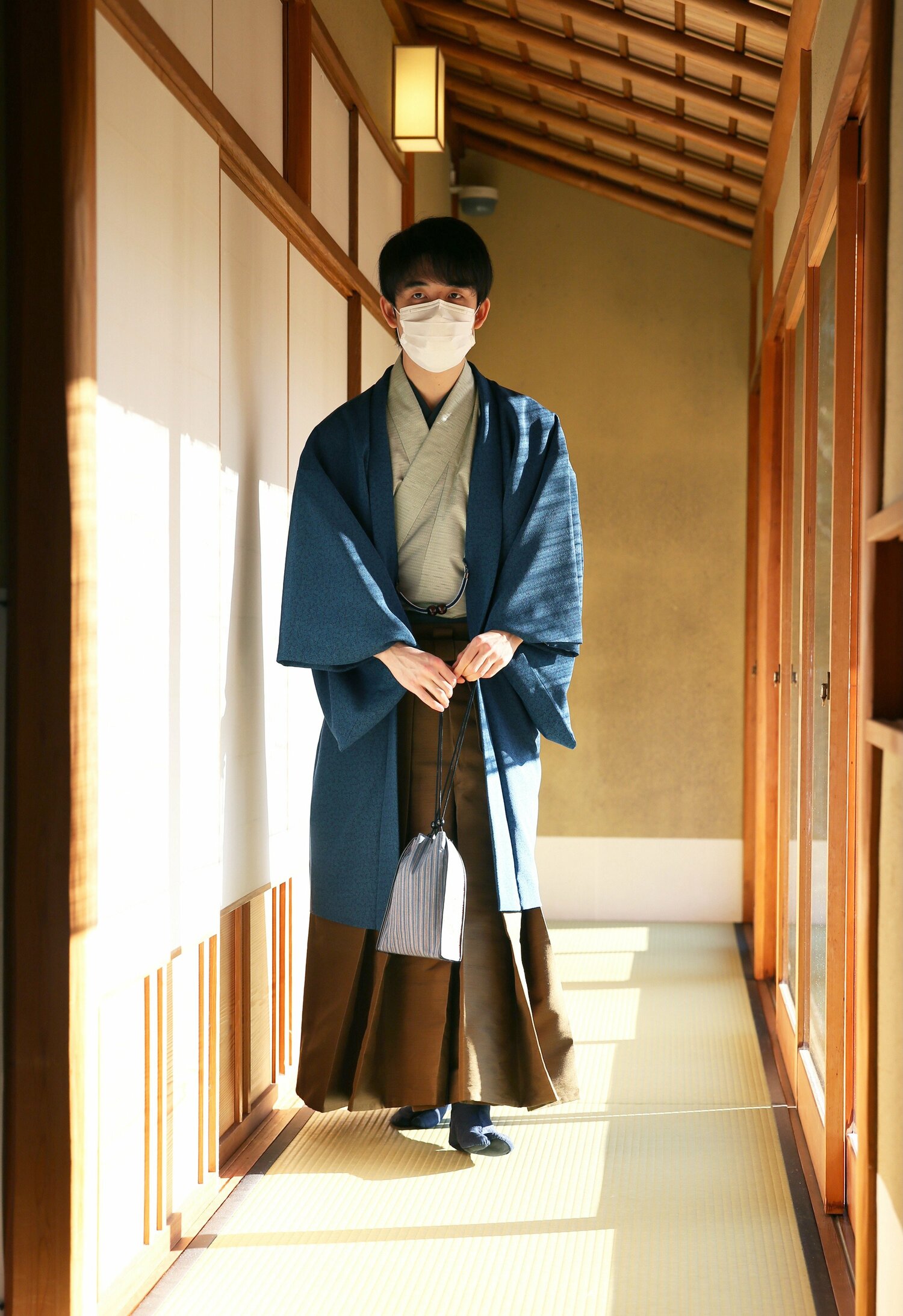 1月9日、10日に行われた王将戦第1局。2日目、対局場に入る藤井聡太竜王。静岡県掛川市の掛川城で　©JIJI PRESS［代表撮影］