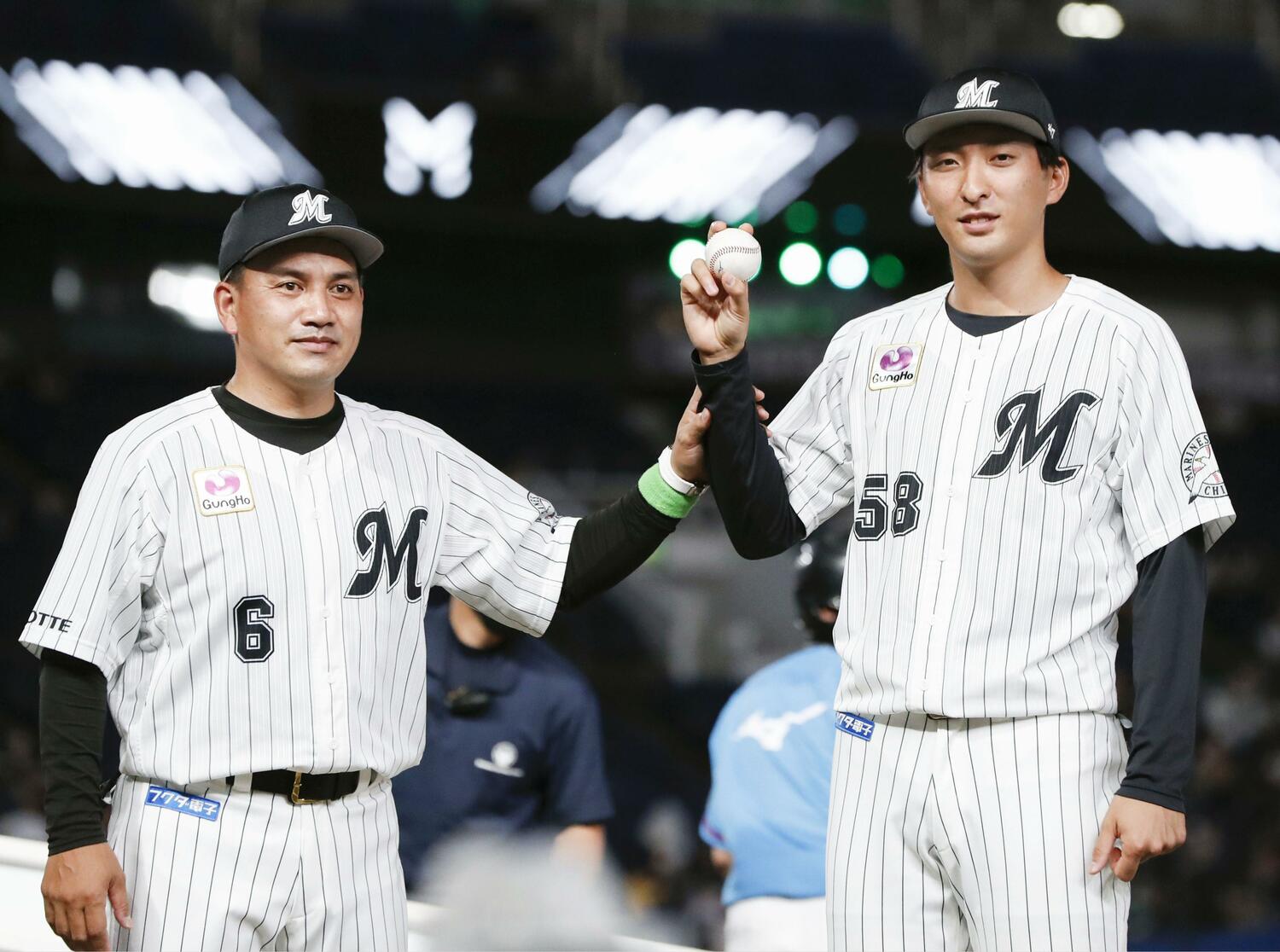 プロ初勝利を挙げ、ウイニングボールを手に井口監督(左)とポーズをとる河村(2021年)©KYODO