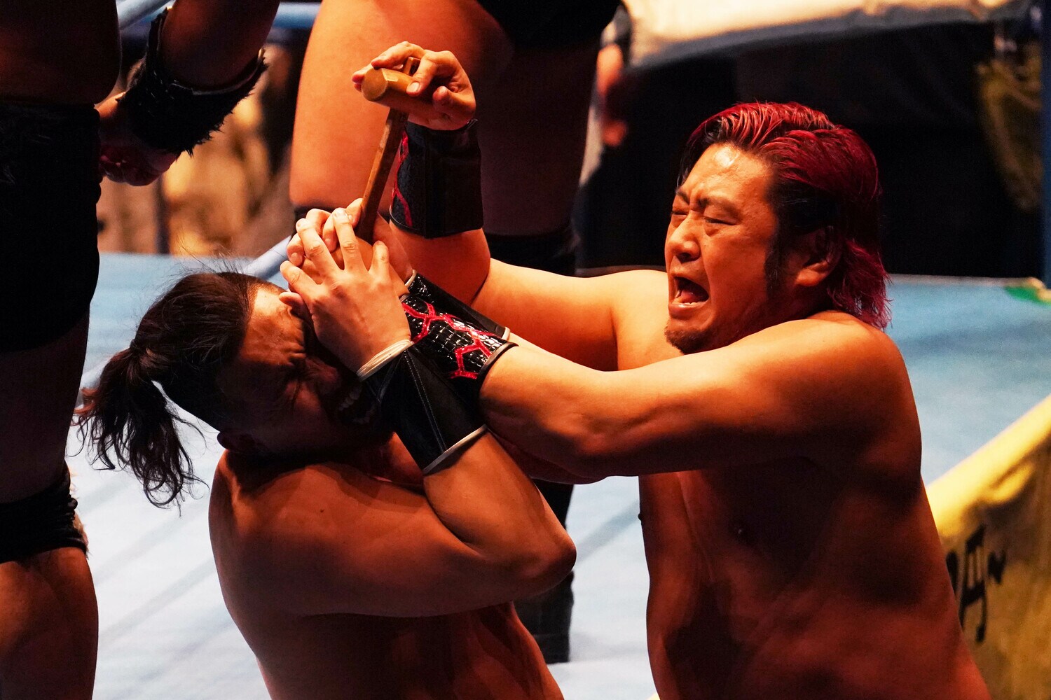 ジェイク・リーの負傷した左眼を凶器で攻撃する“暴走専務”諏訪魔