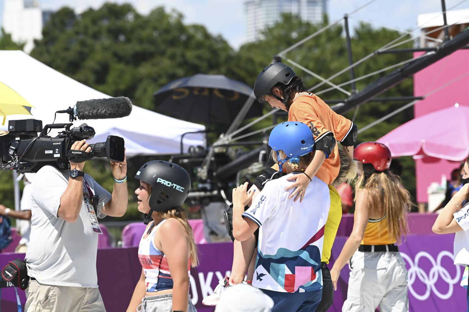ライバルたちにチャレンジを称えられる岡本碧優 ©︎Asami Enomoto/JMPA