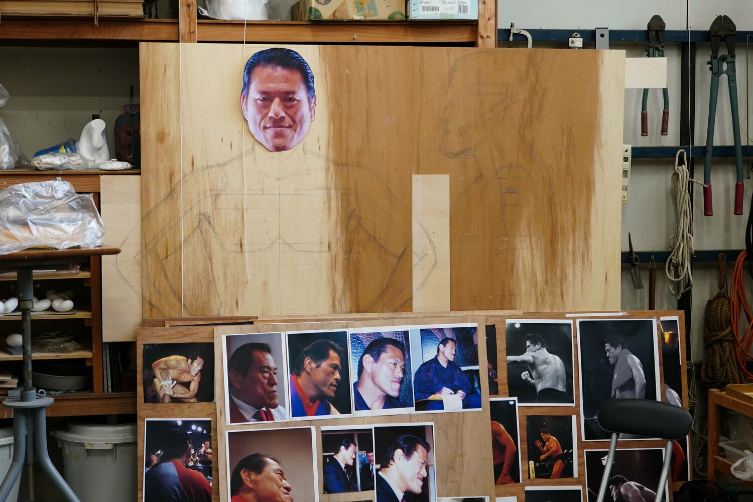 ベニヤ板に描かれた猪木像のプラン