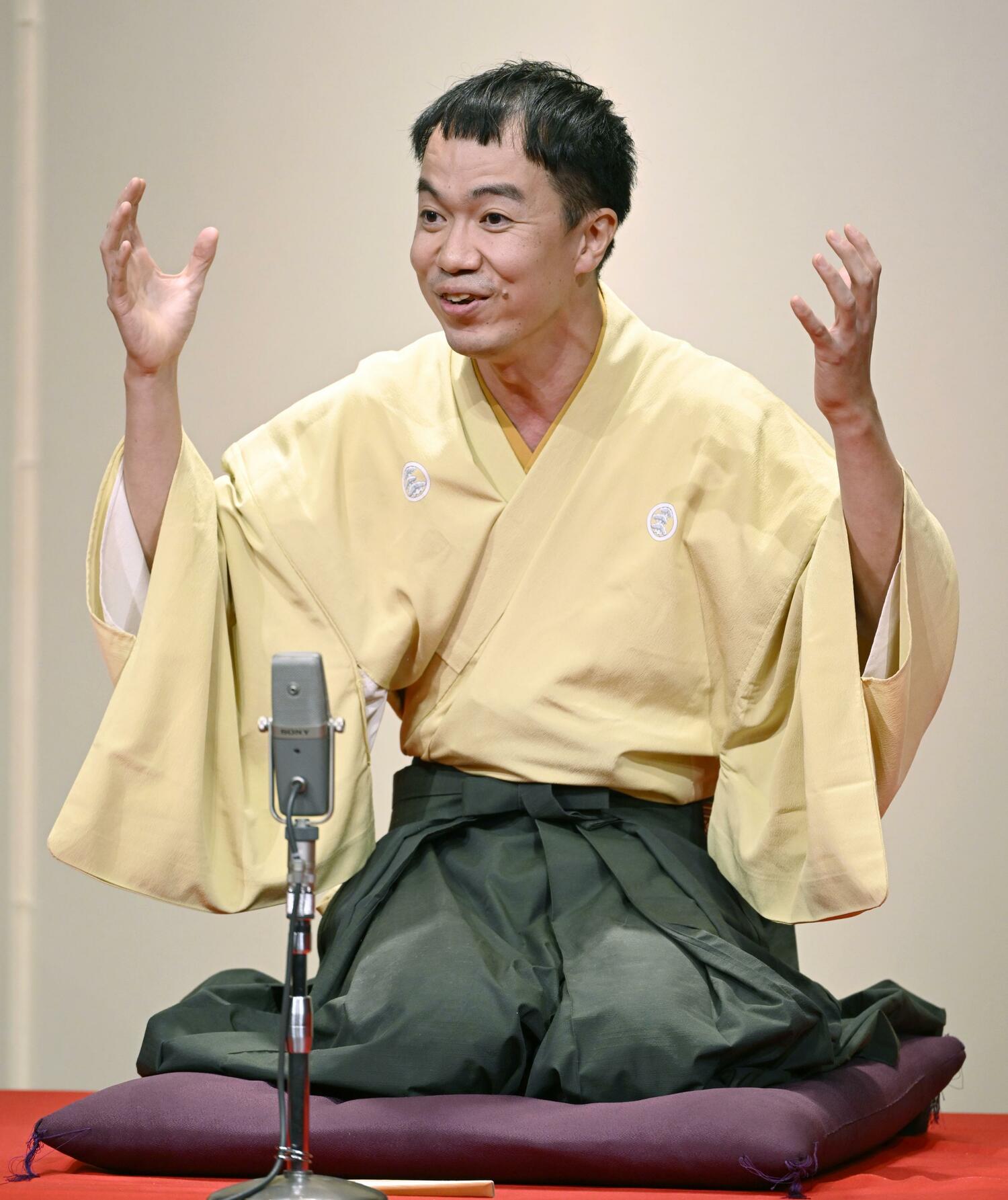 高座に座る立川吉笑（2022年撮影）　©︎KYODO