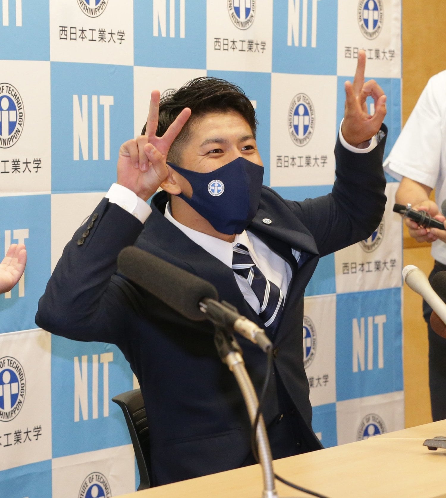 西武、広島、巨人、ヤクルトの4球団が競合。事前指名していた西武が「交渉権確定」のくじを引き当てた西日本工業大・隅田知一郎投手（22歳）　©Sankei Shimbun