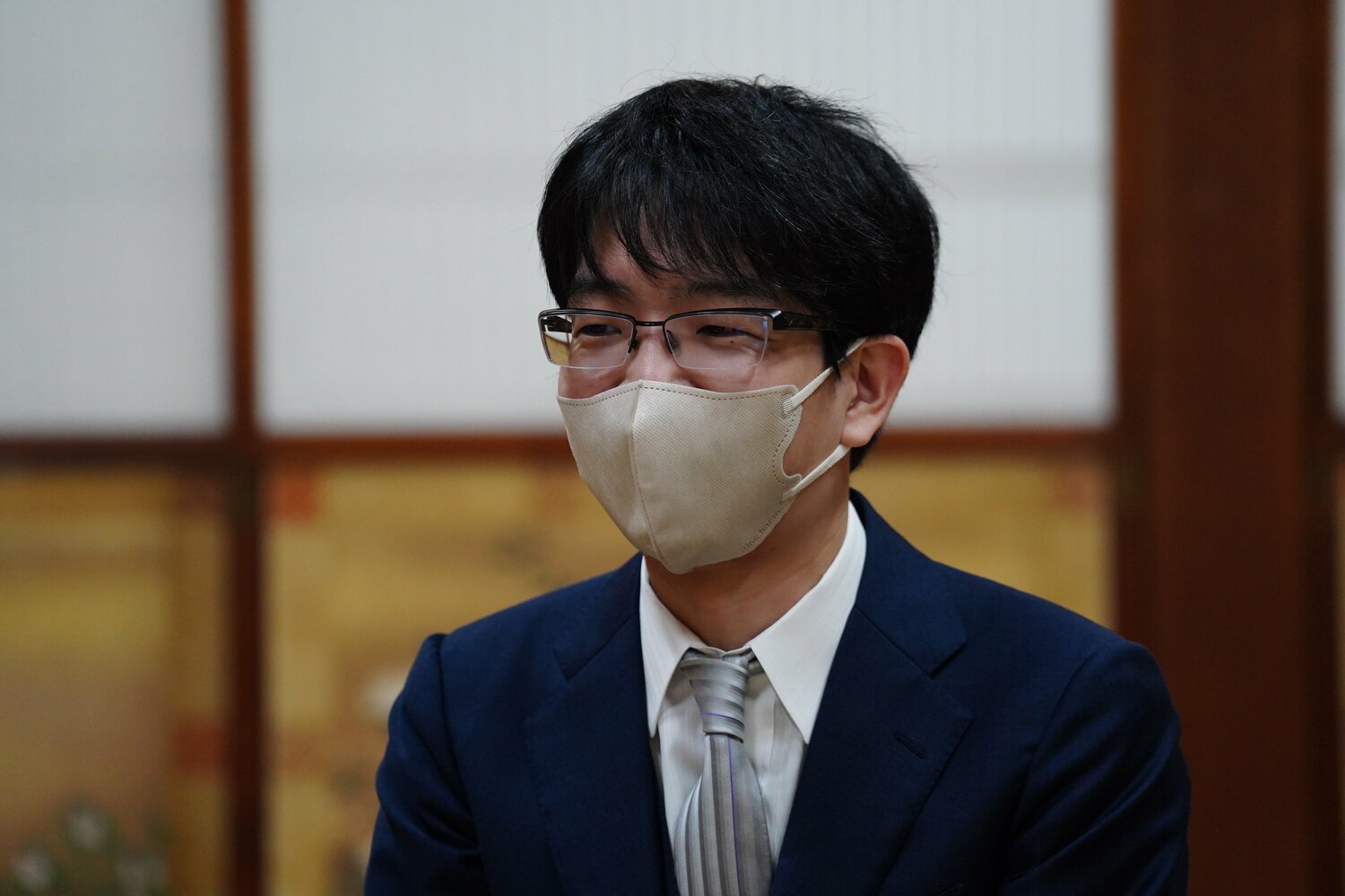 時おり浮かべる柔和な表情も豊島竜王の魅力だ　©日本将棋連盟