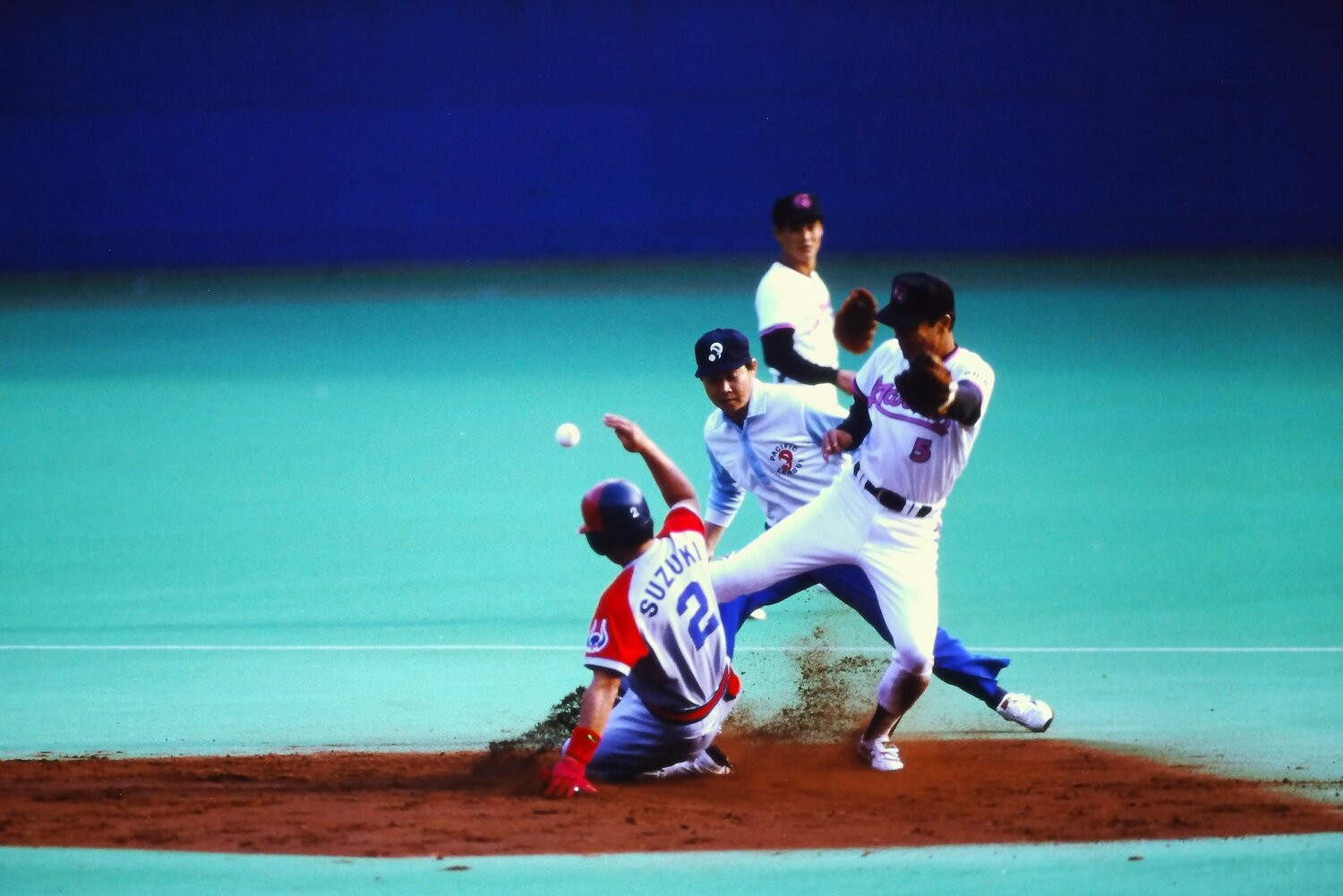 長打力が売りの鈴木貴久（背番号2）だったが実は守備を含めた運動能力で一目置かれていた　©Kazuaki Nishiyama