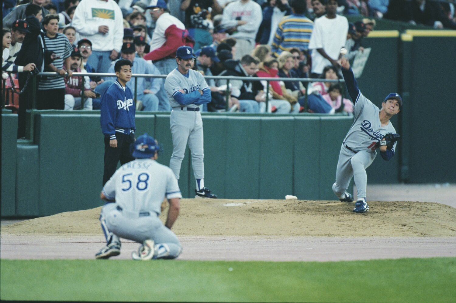野茂の投球練習を見守るウォーレス投手コーチ　©Koji Asakura