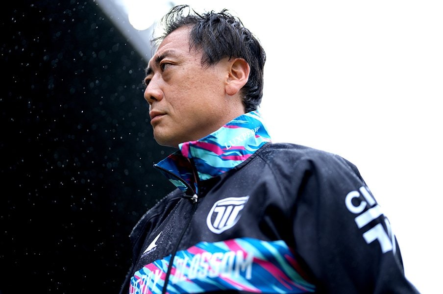 「文句と言い訳はなくそう」マリノスで“現プレミア智将の通訳”から監督へ…“3年連続昇格”J3クラブ躍進の舞台裏を包み隠さず語る＜Number Web＞ photograph by Tsutomu Kishimoto