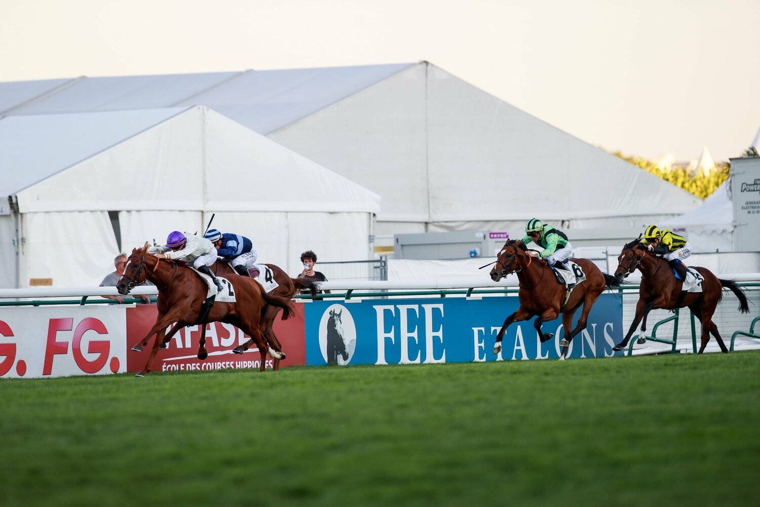 7月のGIパリ大賞を制したオネスト　©AFLO