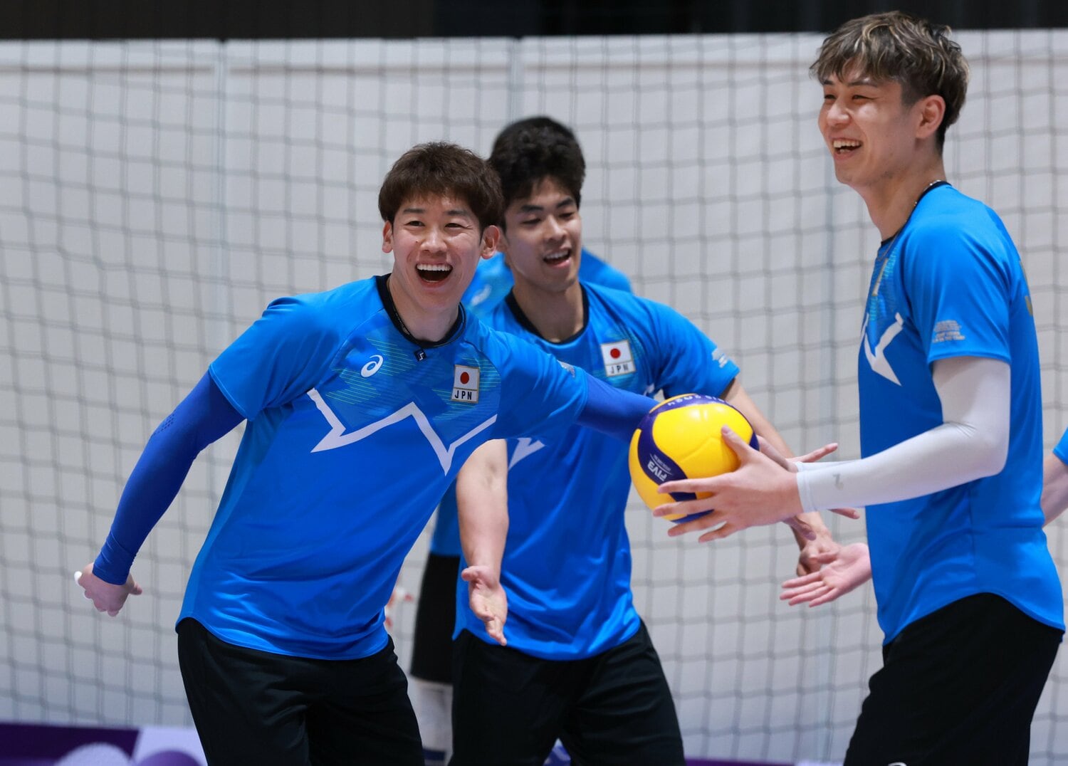 現地パリでの練習で笑顔を見せる石川祐希　©︎JIJI PRESS