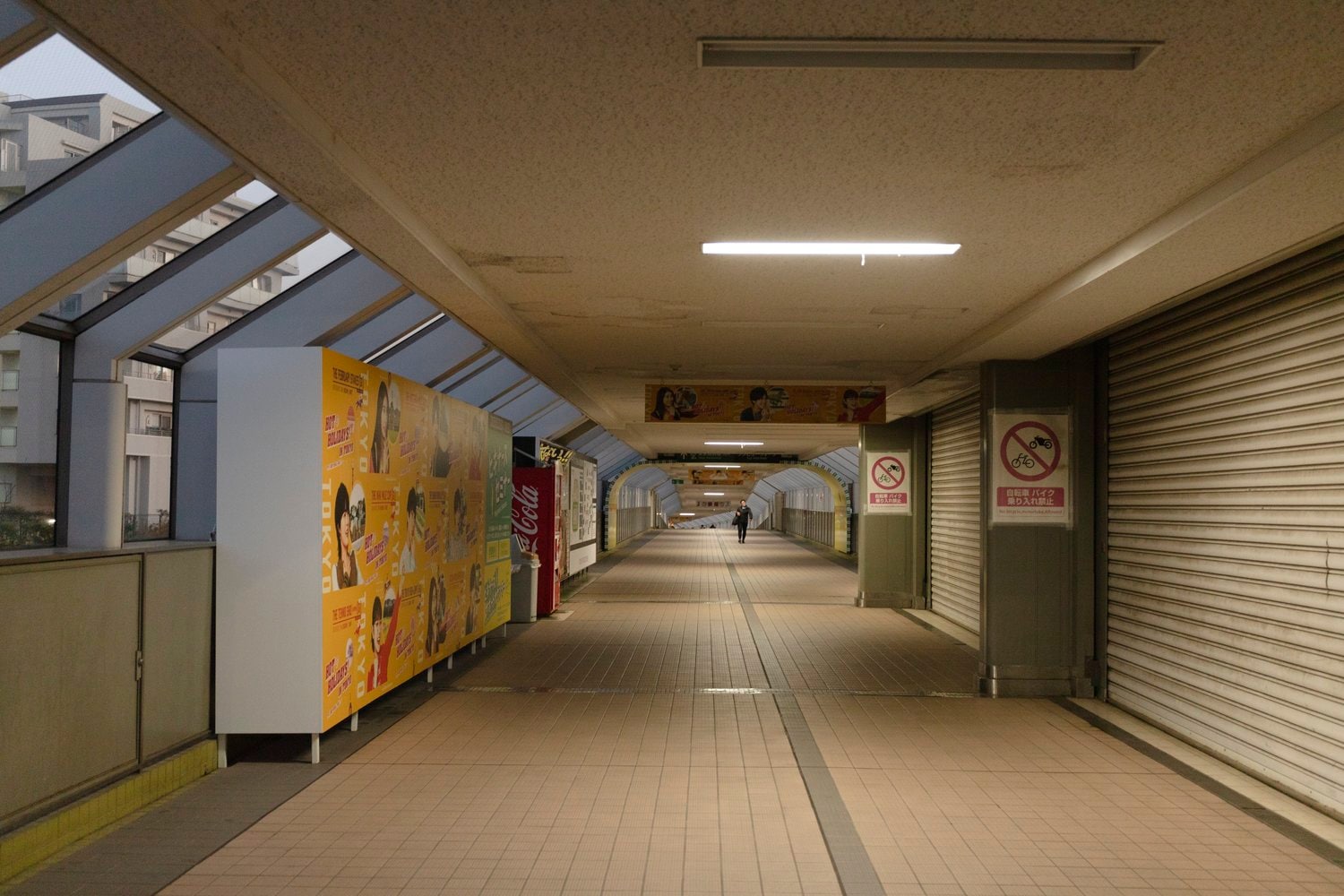 府中本町駅横の競馬場までの通路