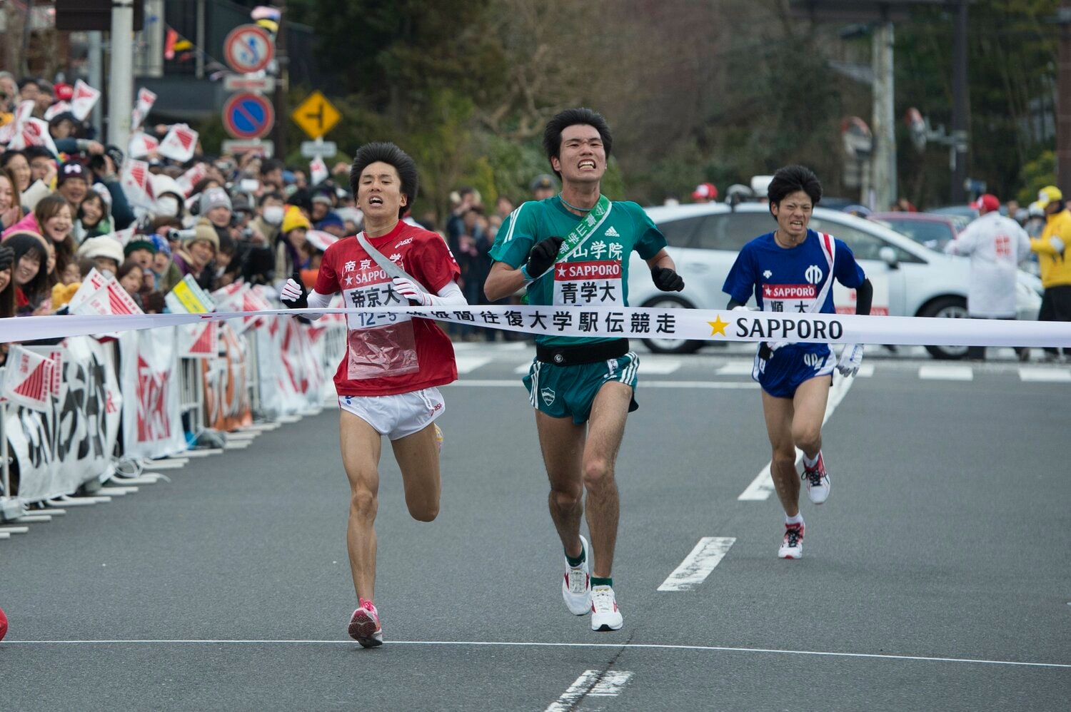 2013年、89回箱根駅伝5区ゴールで青学大・松田直久とデッドヒートを繰り広げる小山司（左、当時帝京大3年）　©Asami Enomoto