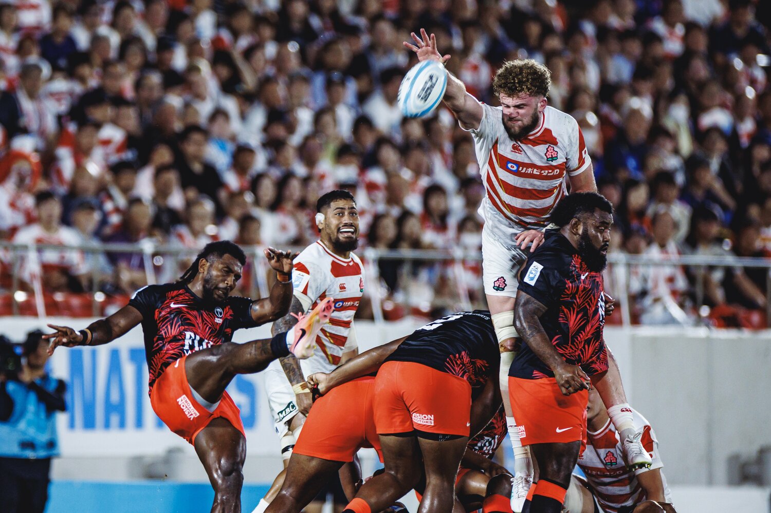 新体制でも主軸に定着するLOワーナー・ディアンズ（22歳）と、怪我から復帰したFLファカタヴァアマト（29歳）　©︎Kiichi Matsumoto