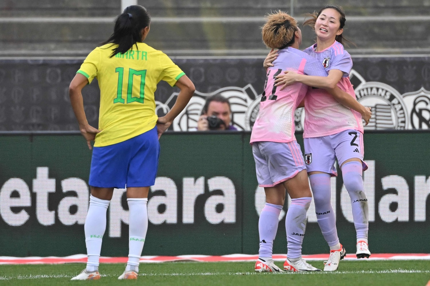 田中(11番)のゴールを祝福する清水梨紗 ©AFP/JIJI PRESS
