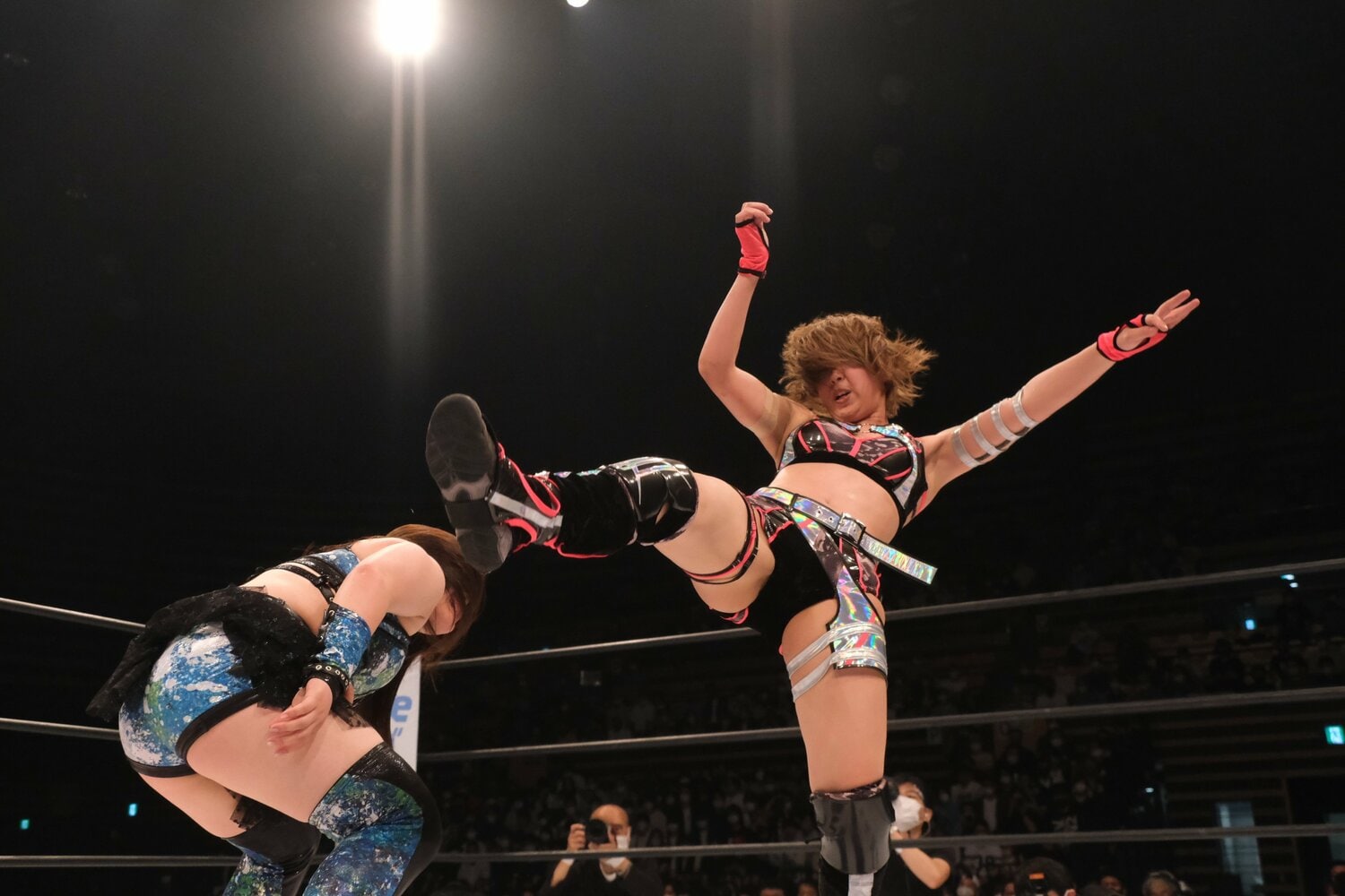 タッグ王座戦にてコグマにダイナミックな顔面蹴り