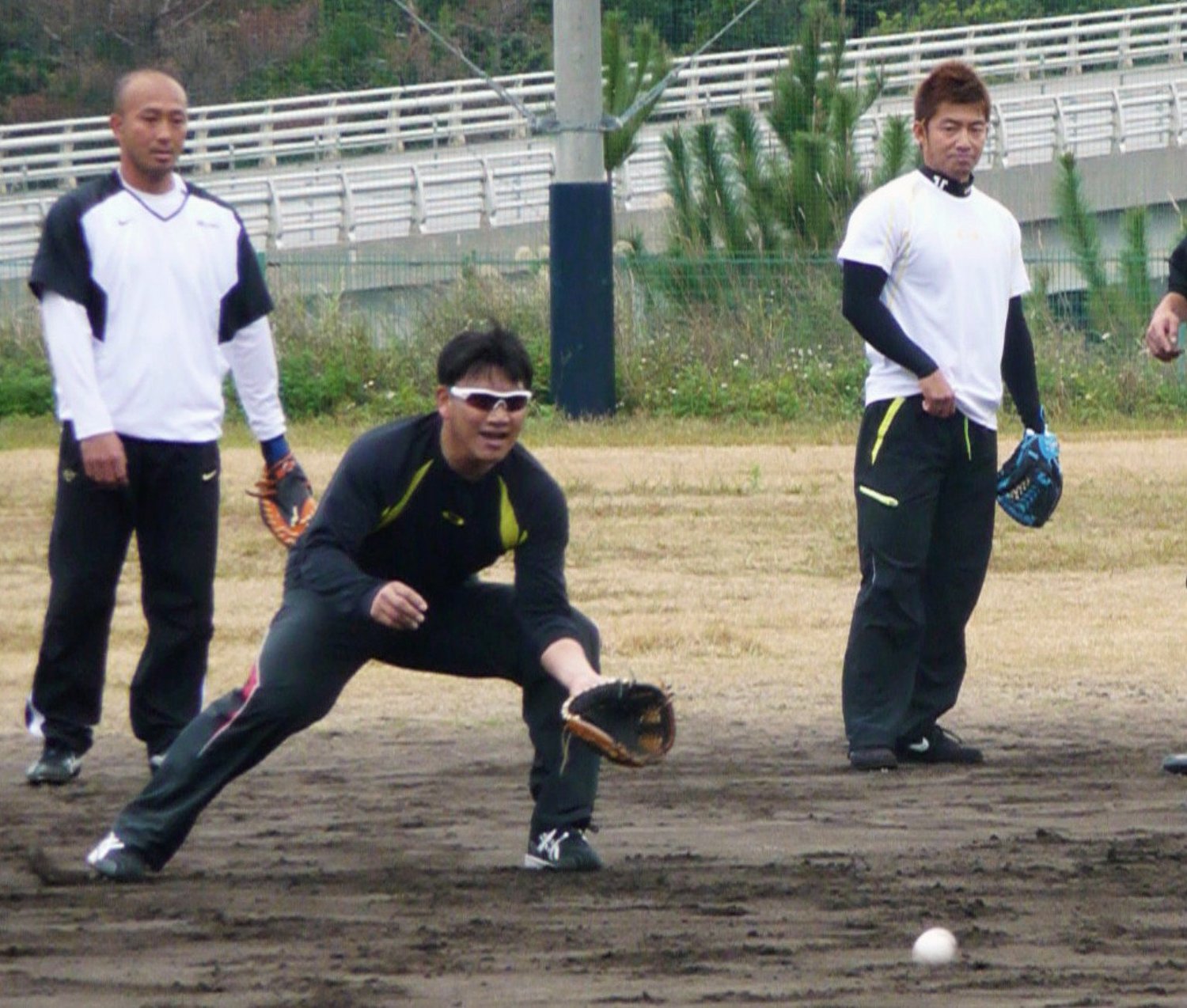 恒例の合同自主トレで汗を流す、現役時代の井口監督(手前)と阪神時代の鳥谷(右、写真は2011年撮影) ©KYODO