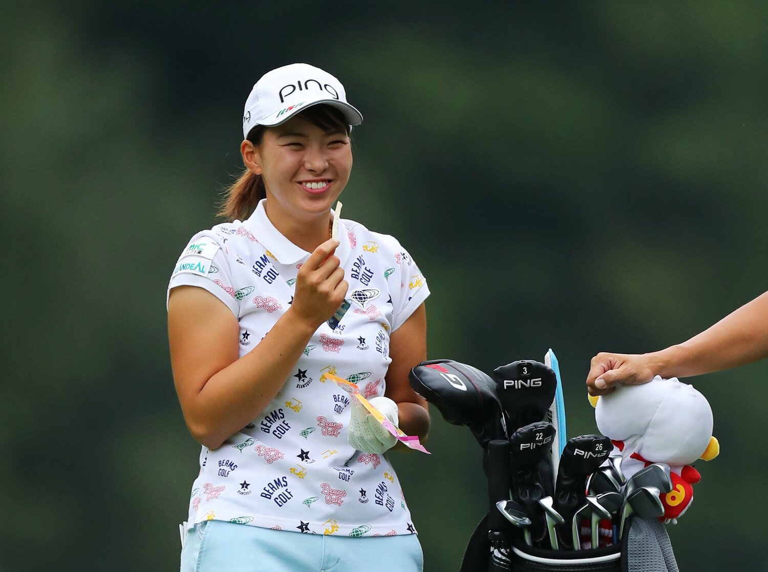 2019年全英女子オープンのラウンド中にお菓子を食べる渋野日向子 ©︎Richard Heathcote/Getty Images