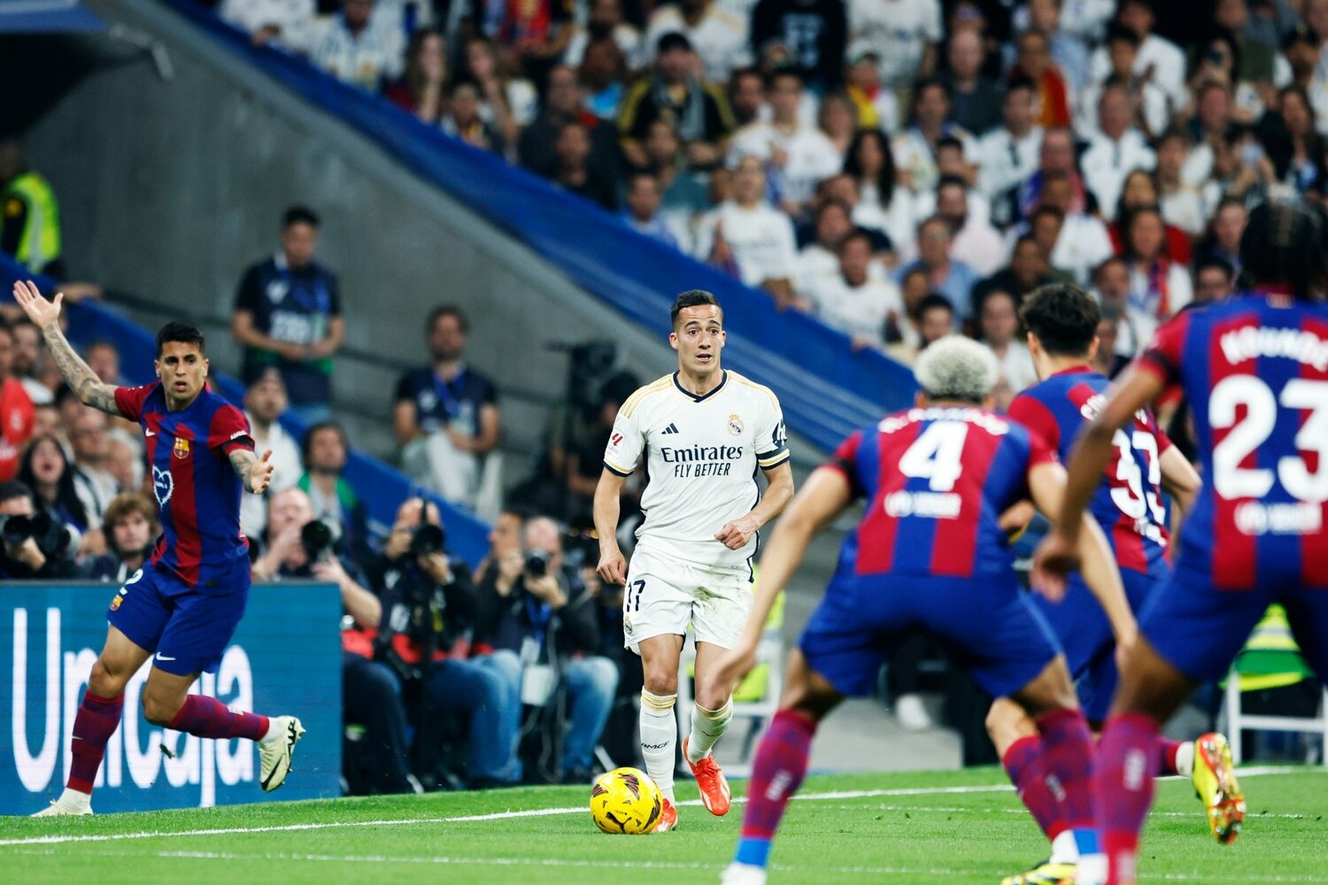 あっさりと侵入を許したカンセロ、バスケスは冷静にルックアップしている様子が分かる