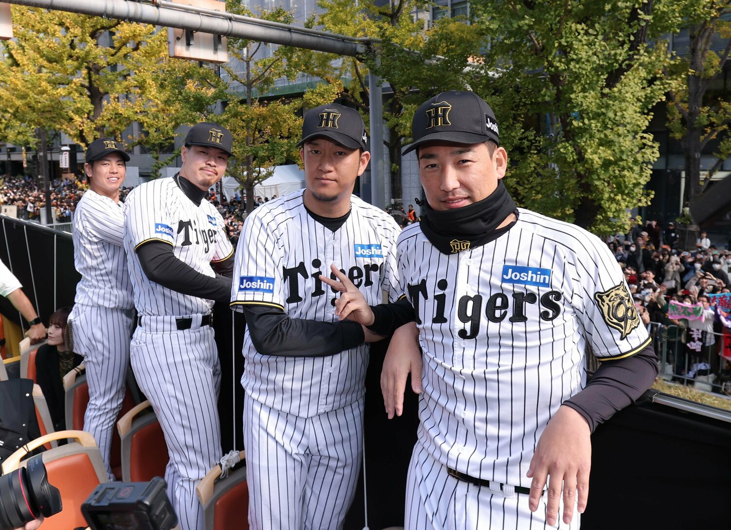 優勝記念パレードで記念撮影をする阪神の（右から）岩崎優、岩貞祐太、佐藤輝明、梅野隆太郎　©️JIJI PRESS