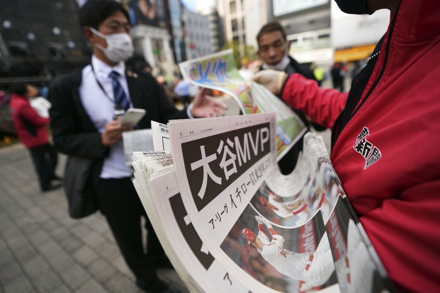 都内で配られた号外 ©AFLO