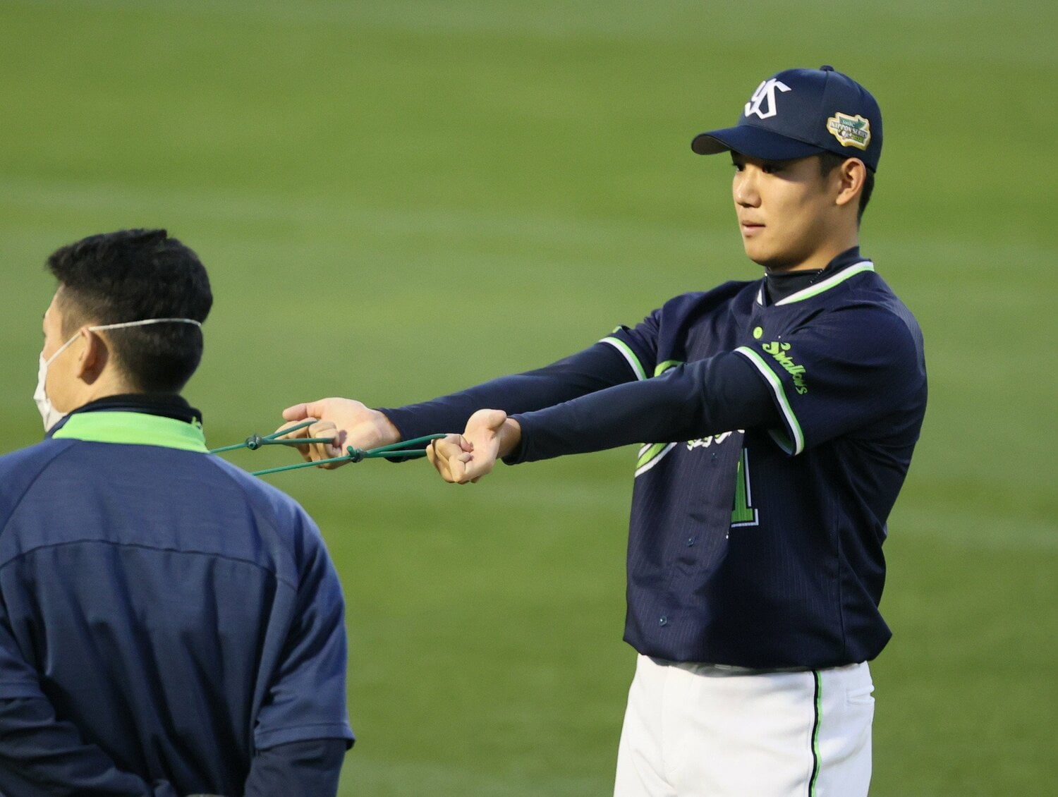 調整する奥川　©︎JIJI PRESS