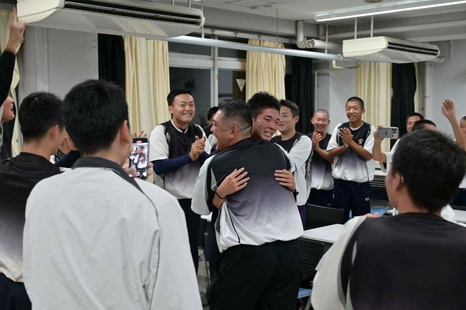 涙を流して遠藤先生と抱き合った(写真提供:川崎総合科学高校)