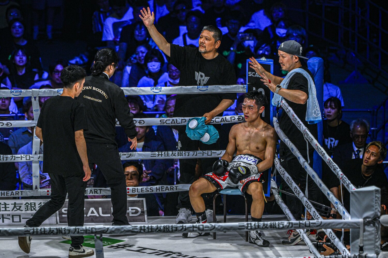 6ラウンド終了後、右肩の脱臼を把握した西田陣営が棄権を申し出た瞬間　©Takuya Sugiyama