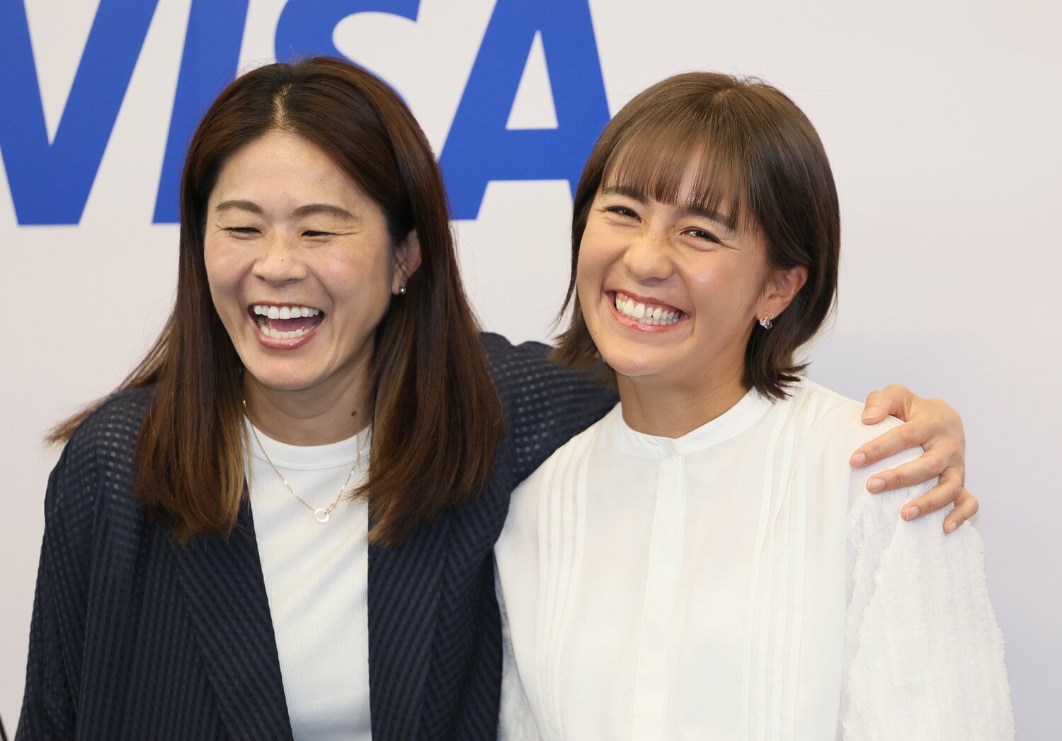 引退会見に駆けつけた先輩・澤穂希と笑顔の岩渕真奈。会見中には涙をこぼすシーンもあった　©︎JIJI PRESS