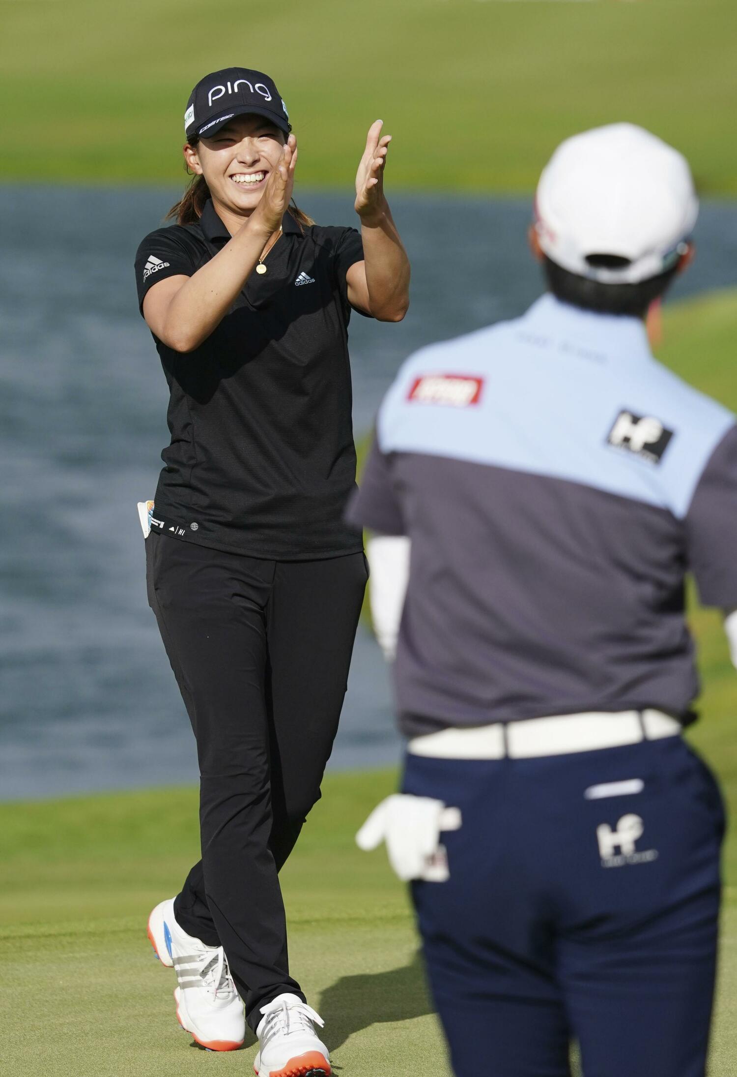 キム・ヒョージュに拍手を送る渋野 ©KYODO