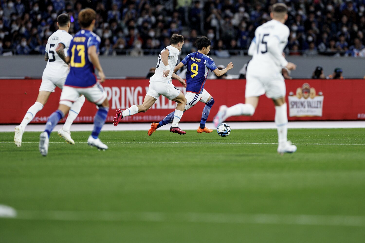 開始早々にドリブルでスタジアムを沸かせた三笘薫©︎Kiichi Matsumoto/JMPA