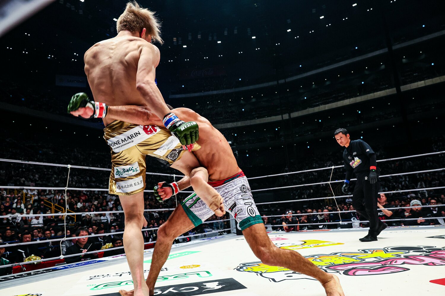 完璧なタイミングで朝倉のヒザ蹴りが突き刺さる　©RIZIN FF Susumu Nagao