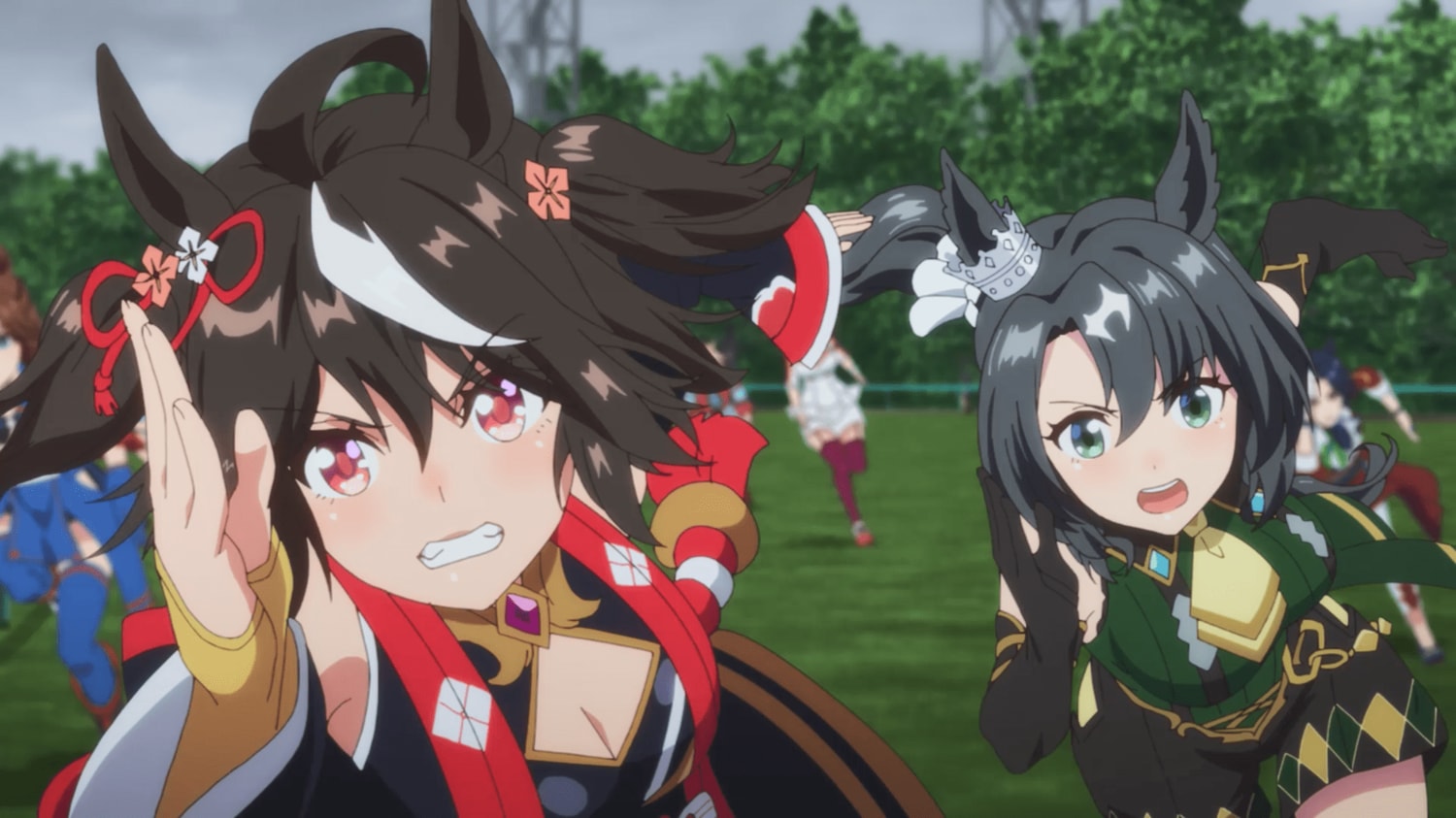 キタサンブラックの後ろから並びかける位置取りを見せたサトノクラウン（右）　©2023 アニメ「ウマ娘 プリティーダービー Season 3」製作委員会