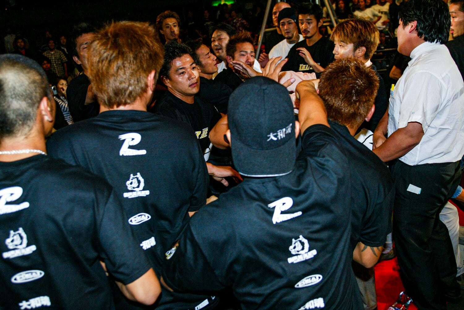 2002年9月、横浜文化体育館。リング外での乱闘の様子 ©Susumu Nagao