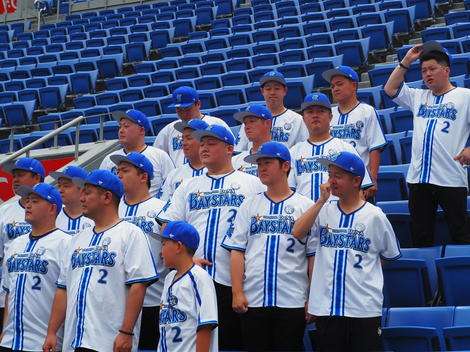 スタンドに集合した牧の影武者軍団、胸元につけられたバッジを見ると、いろんな牧がいることがわかる　©Yu Saito