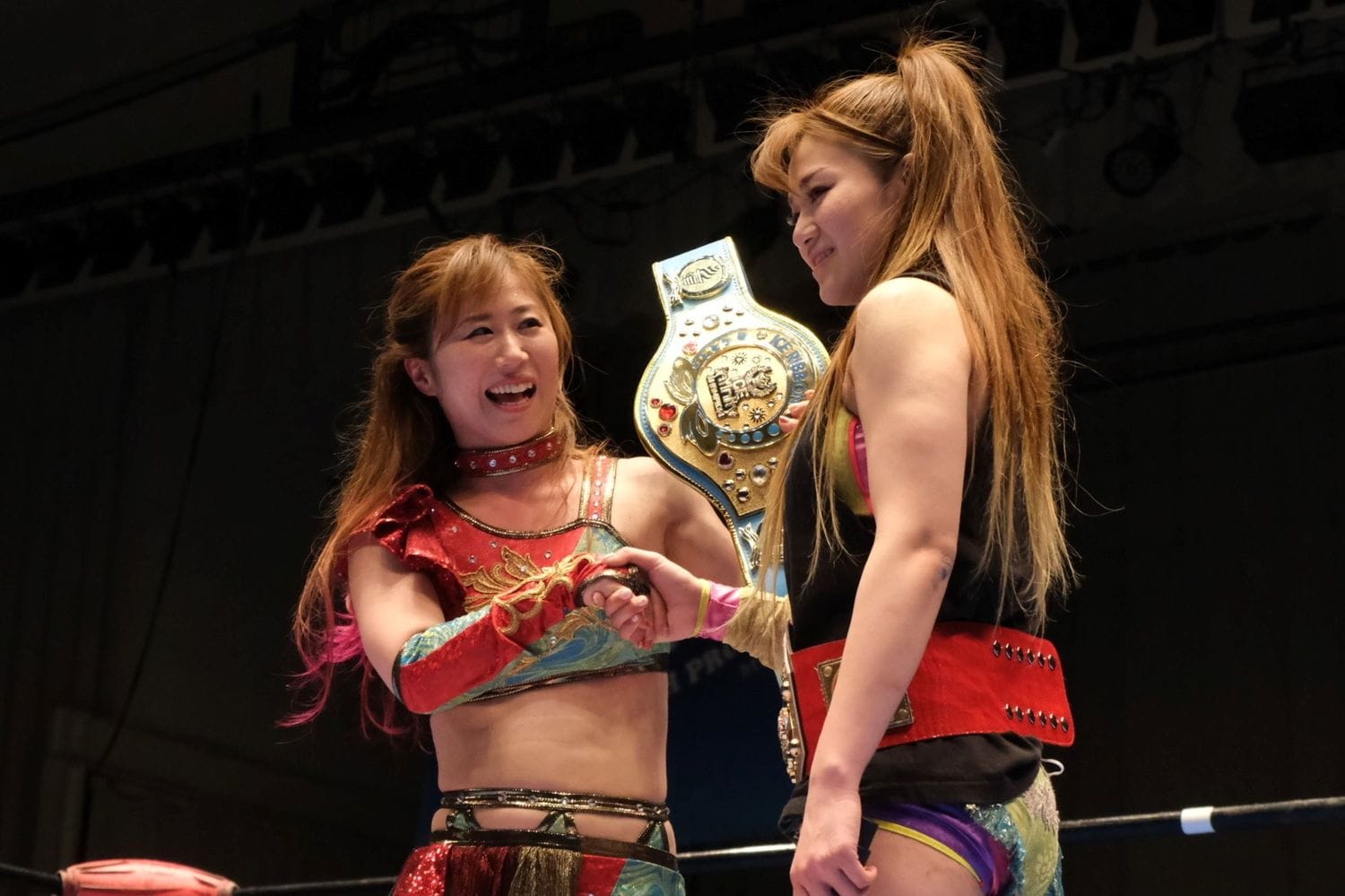 藤本つかさ（左）と雪妃真矢　(C)Norihiro Hashimoto