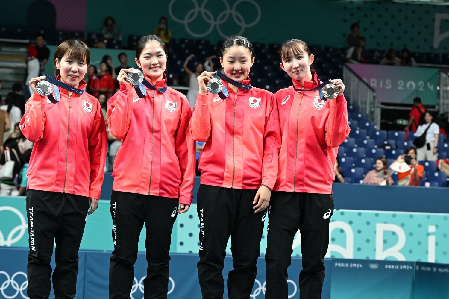 4人でメダルをかけて写真を　©Naoya Sanuki/JMPA