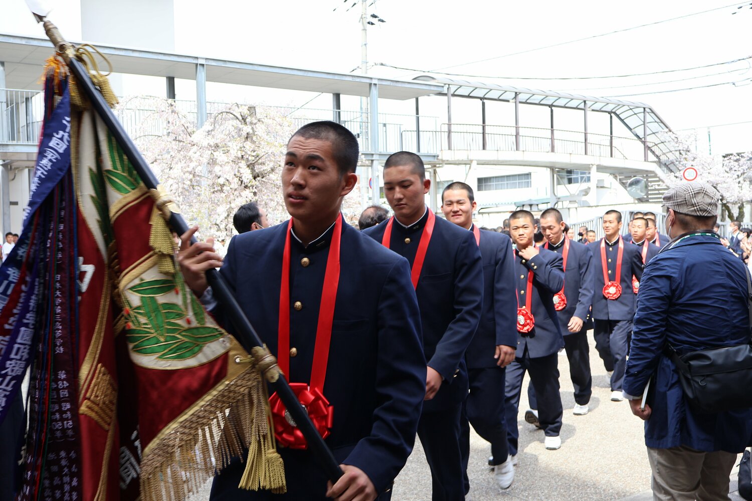 センバツ準優勝旗を手に母校に戻った報徳学園ナイン。主将・堀は悔しさも滲ませていた　©Fumi Sawai