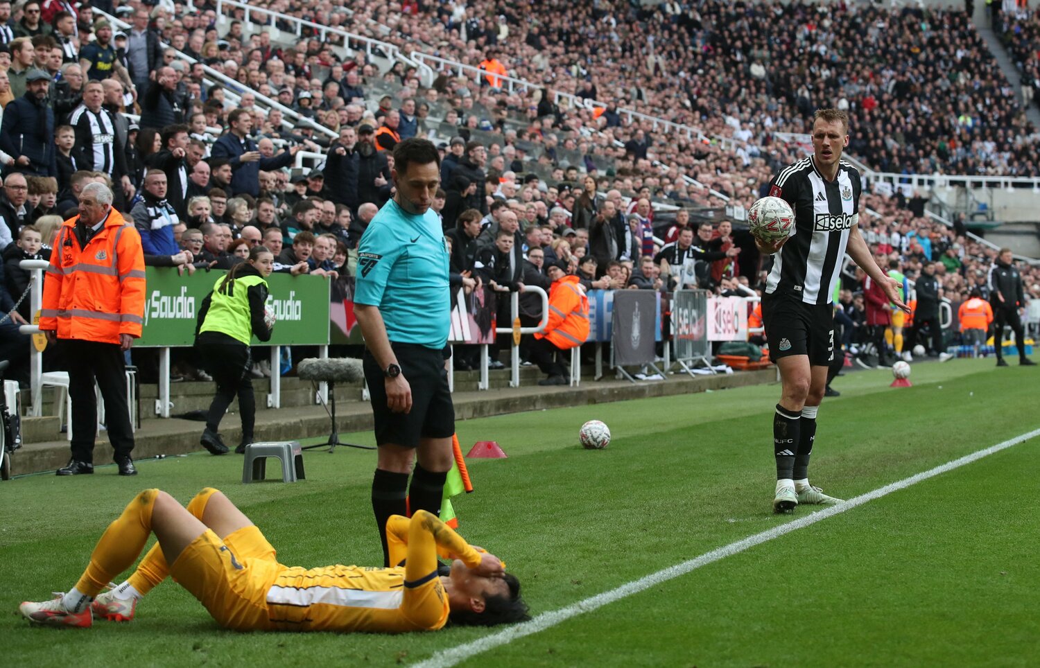 ニューカッスル戦、何度か足の具合を気にした三笘　©AFLO