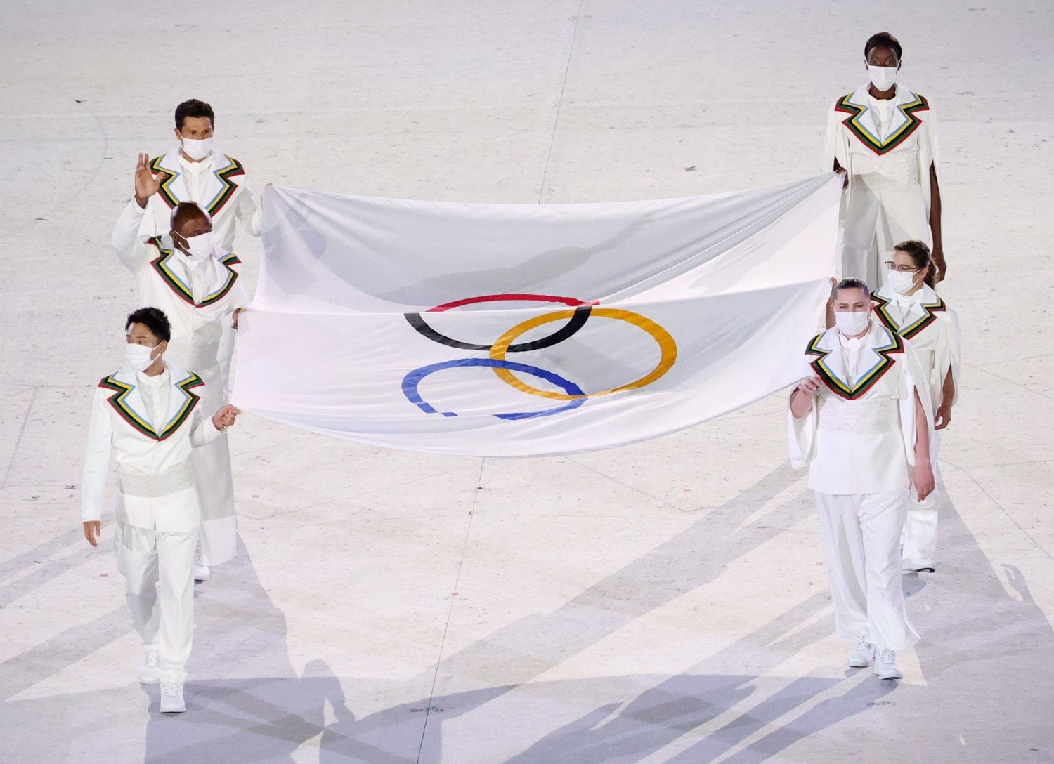 東京五輪開会式では五輪旗を運ぶ役を務めた（左手前）　©JIJI PRESS