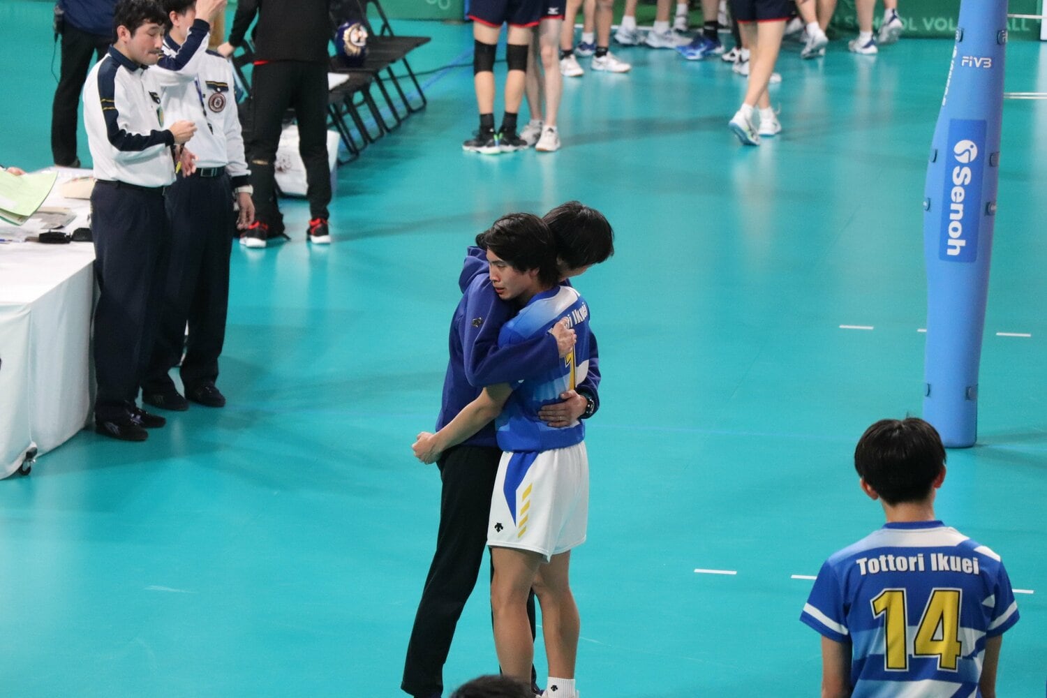 星原を抱きしめる桑名監督