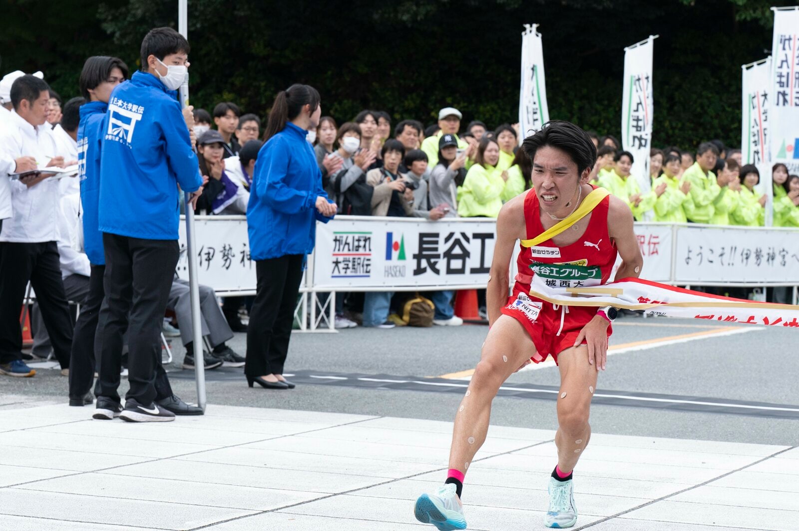 ゴール直後に足をおさえて倒れ込んだ斎藤　©️Tadashi Hosoda